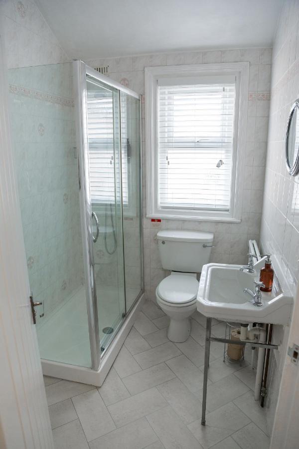 Kingsway Guesthouse - A Selection Of Single, Double And Family Rooms In A Central Location Scarborough Exterior photo